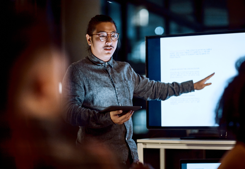 Hombre haciendo una presentación