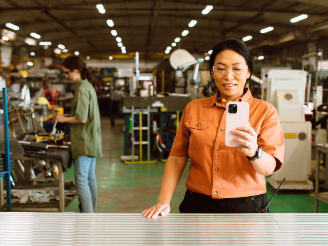 正在拿着手机拍照的女士