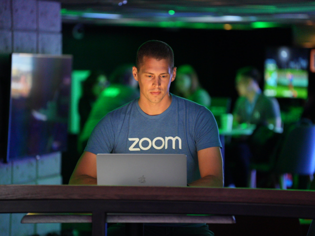 hombre con camiseta de zoom