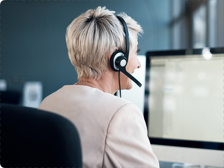 坐在办公桌前打电话的男子