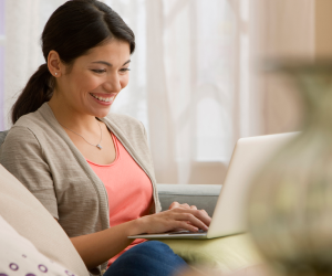 Mujer trabajando en un equipo portátil