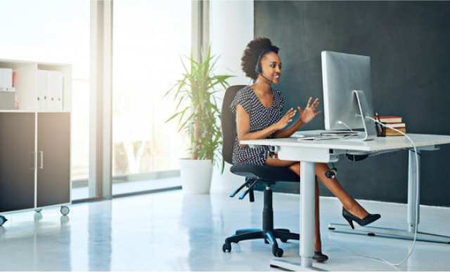 在傍晚使用 Zoom 工作的女士