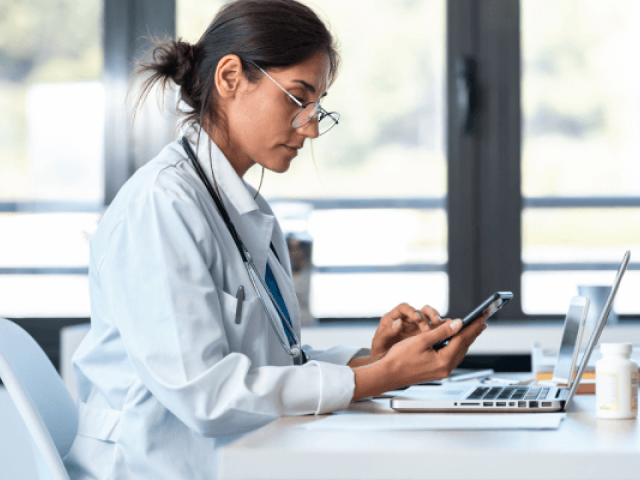 Médico en el puesto de trabajo