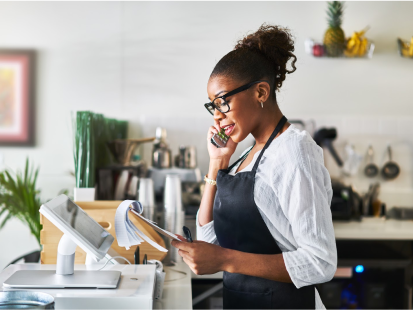 Telefonda konuşan bir kadın