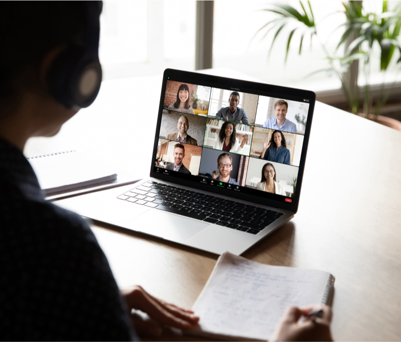 Dizüstü bilgisayarda Zoom toplantısı