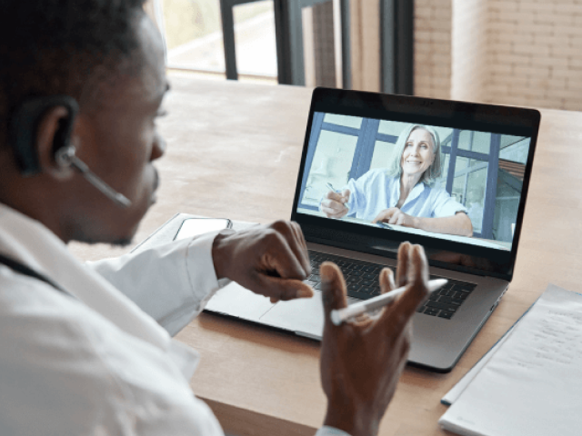 Hombre en una reunión de Zoom