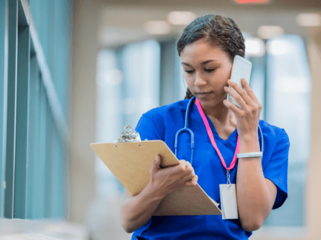 Médico hablando por teléfono celular