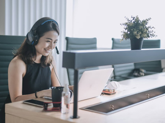 坐在会议桌旁的女子