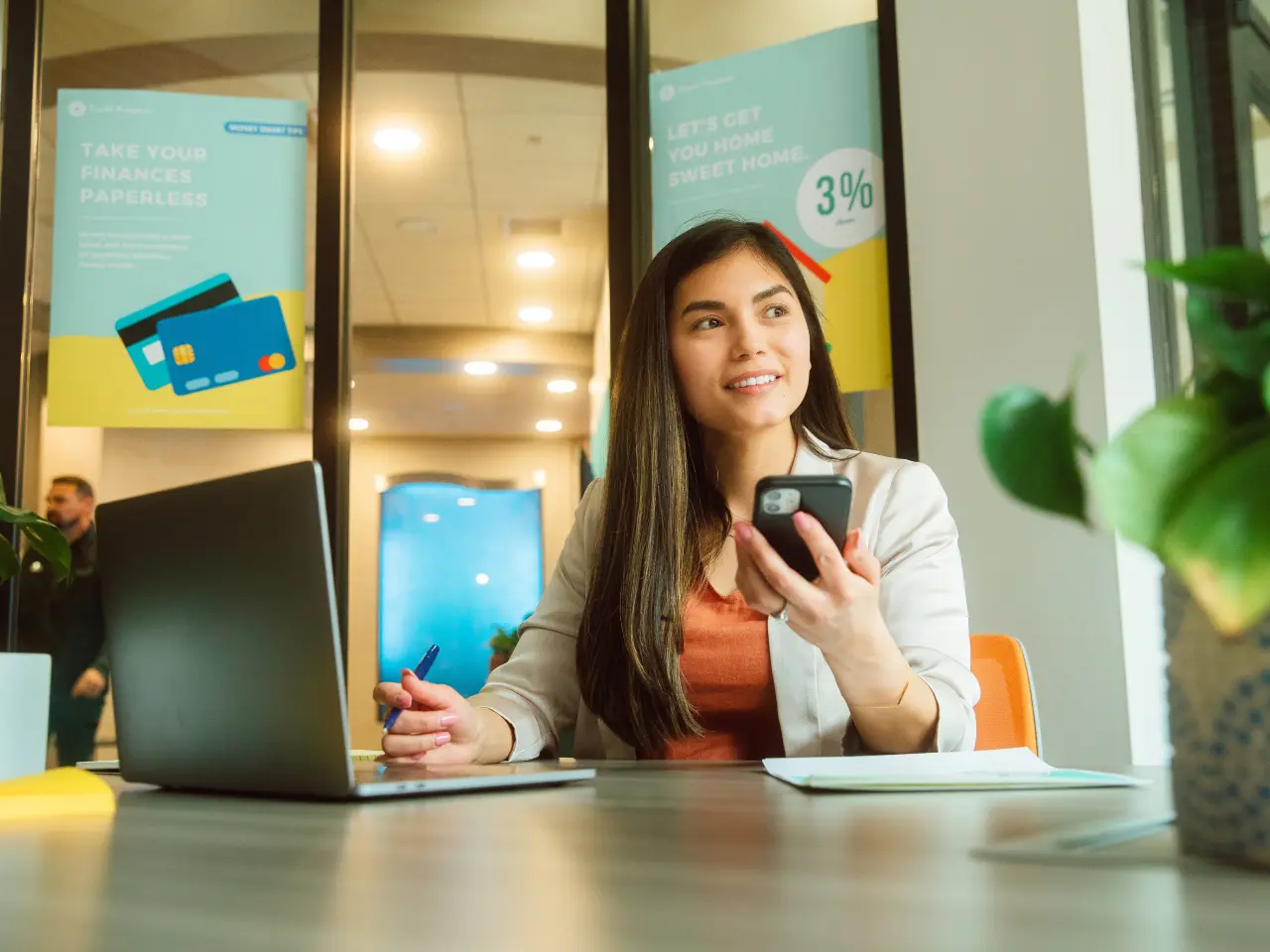 женщина говорит по телефону