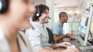 オフィス内の人々