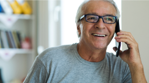 携帯電話を使っている男性