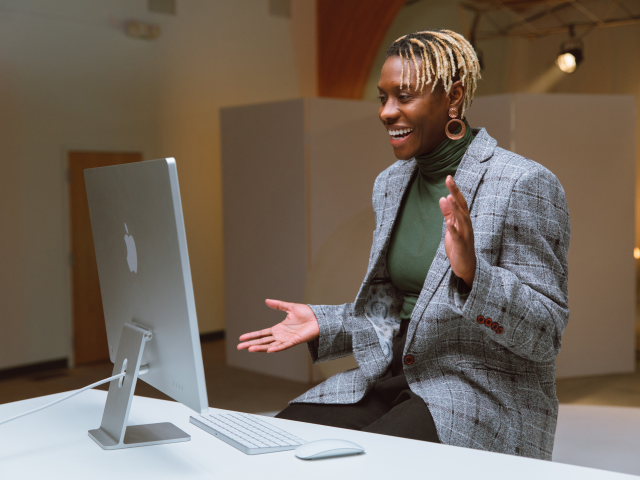 Persoon die naar monitor kijkt