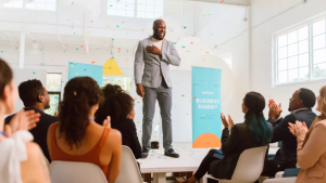 Докладчик на сцене