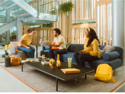 坐在大廳的一群人