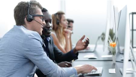 コラボレーション中のオフィス ワーカーたち