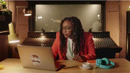 デスクで座り微笑んでいる男性