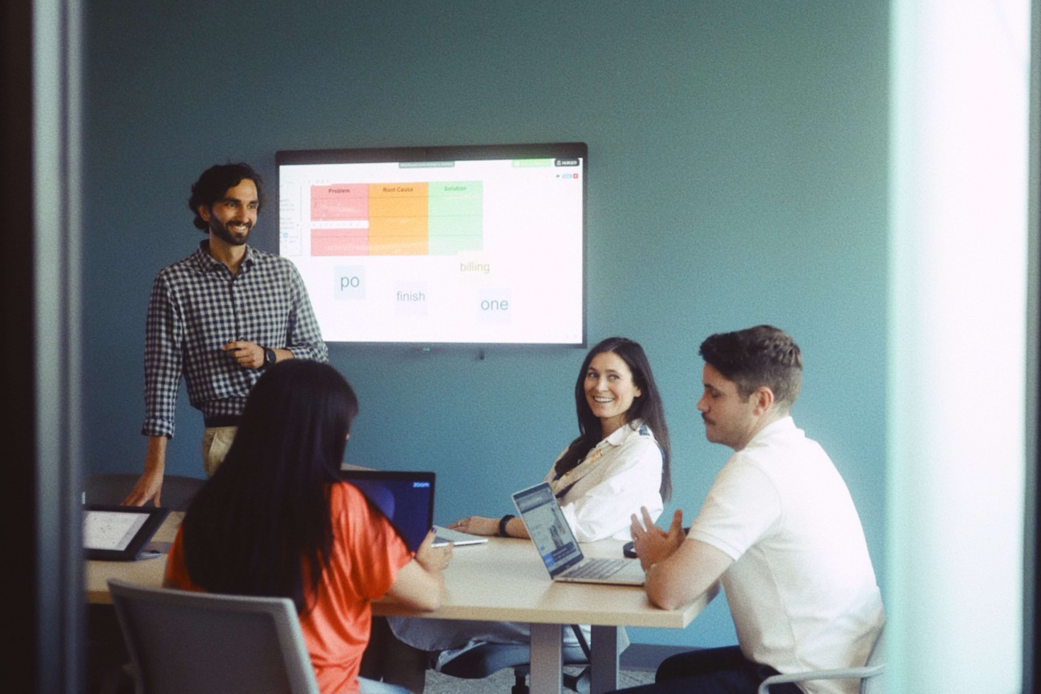 Cinq conseils pour mettre à jour votre technologie d’environnement de travail hybride