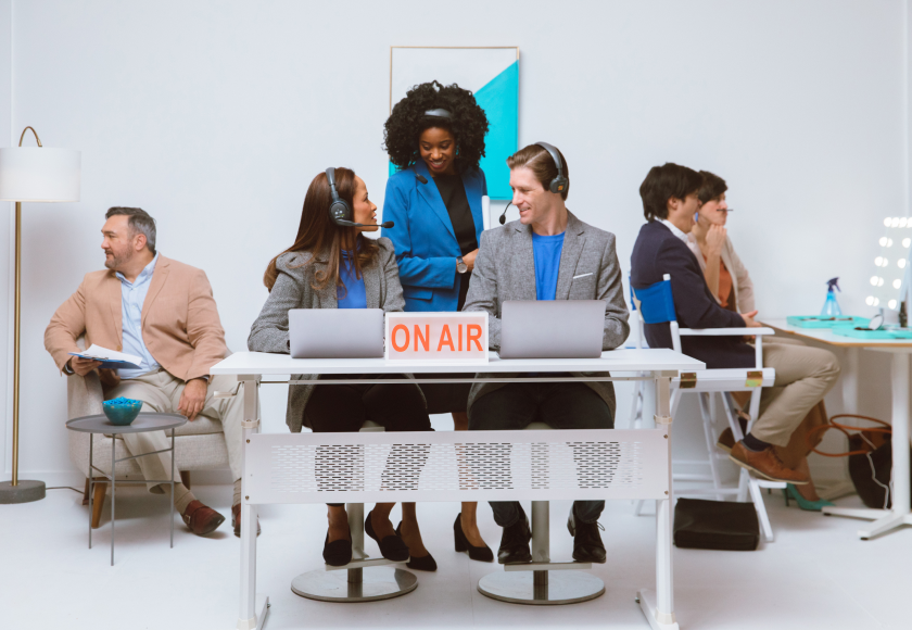 Mujer hablando con miembros del equipo