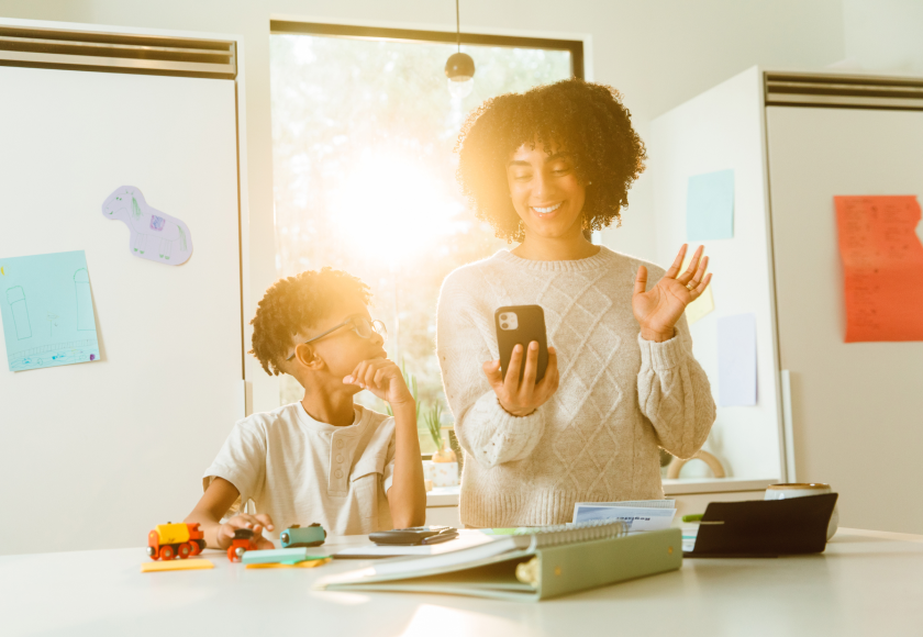 Telefonundan görüntülü arama yapan kadın