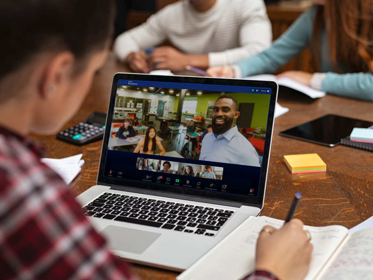 Bilgisayarda bir şeyler çalışan çocuk