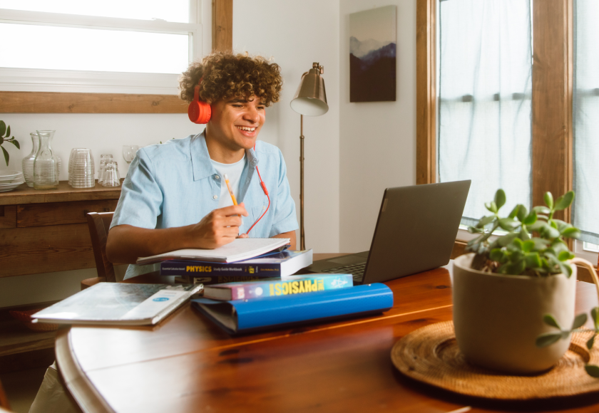 Bilgisayarda bir şeyler çalışan çocuk