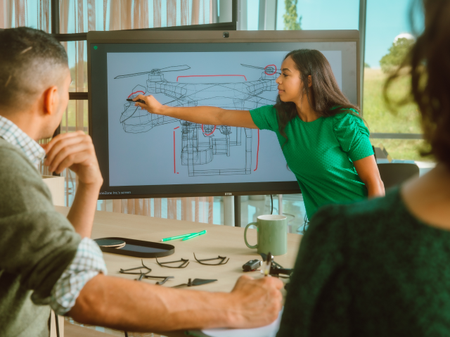 женщина рисует на доске