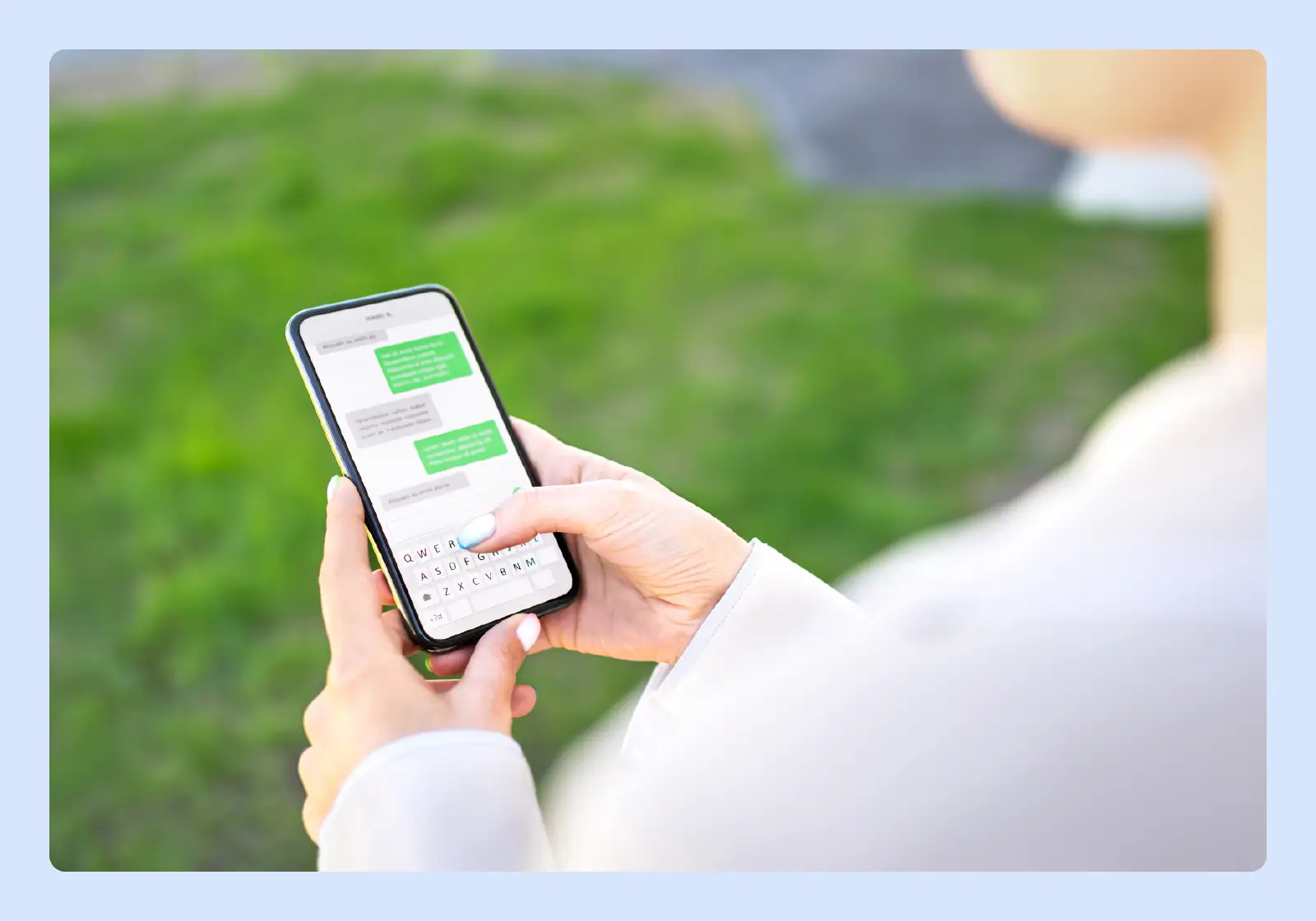 photo d’une femme envoyant un SMS à quelqu’un